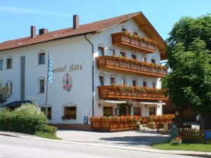 ein Gebäude mit Blumen auf den Balkonen in der Unterkunft Gasthof Sölln in Lam