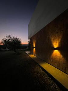 un edificio con luces de noche. en Altos del Espinillo - Casa de Montaña in 