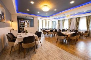 Restaurace v ubytování Dodona ApartHotel in Prishtina