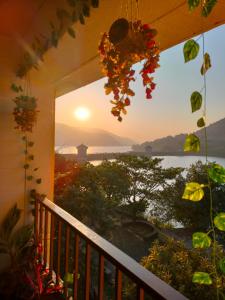 uma vista para o pôr-do-sol a partir de uma varanda em PORTOFINO em Lavasa