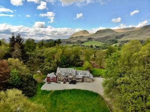 格拉斯哥The West Highland Way Hotel Accommodation的山间房屋的空中景观