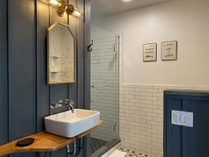 een badkamer met een wastafel en een douche bij Howland House in Mount Tremper