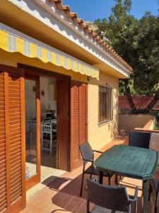 a patio with a table and chairs and a house at El nispero in Peniscola
