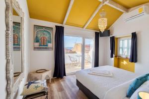 sypialnia z łóżkiem i widokiem na patio w obiekcie Marina Blue - Apartments & Suites w mieście Setúbal