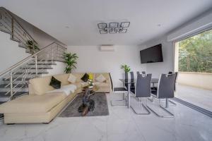 - un salon avec un canapé et une table dans l'établissement Maison chaleureuse et neuve 90m2 à 5min du centre de Libourne, à Fronsac
