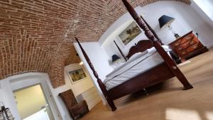 um quarto no sótão com uma cama e uma parede de tijolos em Fantabulous Upper-Town Condo em Zagreb