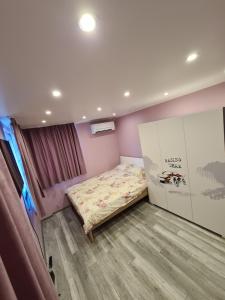 1 dormitorio pequeño con 1 cama en una habitación en Apartment's Ortakchiev 1 en Sofía