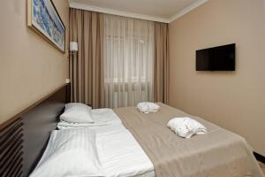 ein Schlafzimmer mit einem Bett mit zwei Kissen darauf in der Unterkunft Marmaros Apart-Hotel & Spa in Bukowel
