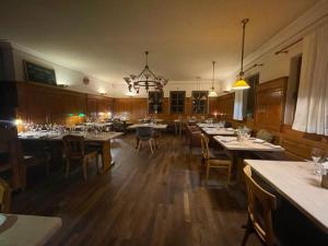 une grande salle à manger avec des tables et des chaises dans l'établissement Gasthaus Hofmann, à Schindelsee