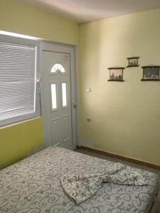 Postel nebo postele na pokoji v ubytování Sobe Krin - Smestaj Canj