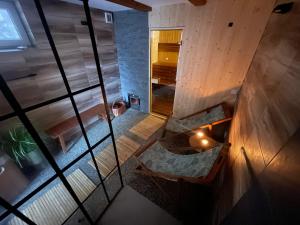 vue aérienne d'une pièce avec cheminée dans l'établissement WOLF HOUSE KLÍNOVEC, à Loučná pod Klínovcem