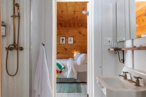 een badkamer met een wastafel en een bed in een kamer bij Howland House in Mount Tremper +33 foto's