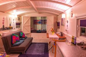 Alana Care Bed & Breakfast في Tonden: غرفة معيشة مع أريكة ومطبخ