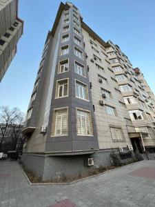 un grand bâtiment avec des fenêtres sur son côté dans l'établissement apartments Southern View, à Bishkek