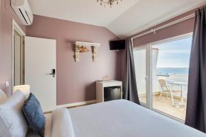 a bedroom with a bed and a large window at Marina Blue - Apartments & Suites in Setúbal +86 photos