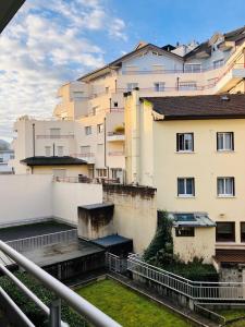 een uitzicht vanaf het balkon van een gebouw bij Cocon sur cour in Thonon-les-Bains