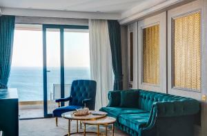 uma sala de estar com um sofá e uma mesa em Hotel Maris em Ulcinj