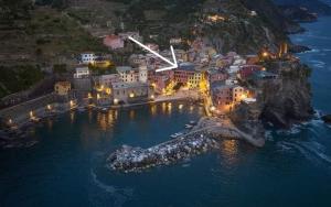 een luchtzicht op een stad op het water in de nacht bij Albergo Barbara in Vernazza