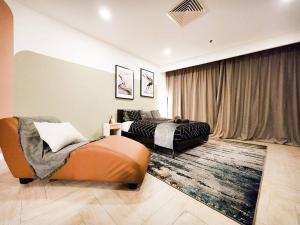 ein Schlafzimmer mit einem Bett und einem Sofa in der Unterkunft KL Superior Room Empire City Marriott - Self C-In in Petaling Jaya