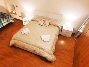 ein Schlafzimmer mit einem Bett mit Handtüchern darauf in der Unterkunft King Como Lake Center 9 posti letto- Grande Terrazza - 2 bagni privati in Como