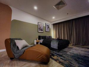 ein Schlafzimmer mit 2 Betten und einem Stuhl darin in der Unterkunft KL Superior Room Empire City Marriott - Self C-In in Petaling Jaya