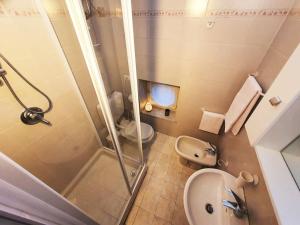 Ένα μπάνιο στο King Como Lake Center 9 posti letto- Grande Terrazza - 2 bagni privati +18 φωτογραφίες