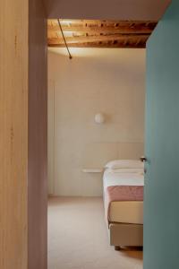 Letto o letti in una camera di Design apartment with private pool in Campo dei Fiori