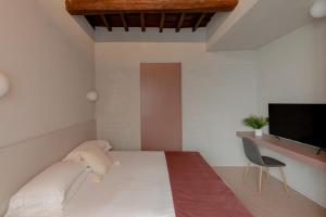 Letto o letti in una camera di Design apartment with private pool in Campo dei Fiori