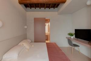 Letto o letti in una camera di Design apartment with private pool in Campo dei Fiori