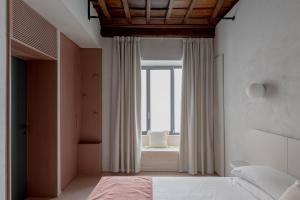 Letto o letti in una camera di Design apartment with private pool in Campo dei Fiori