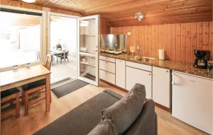 eine Küche mit einem Sofa und einem Tisch in einem Zimmer in der Unterkunft 4 Bedroom Awesome Home In Sams in Ballen