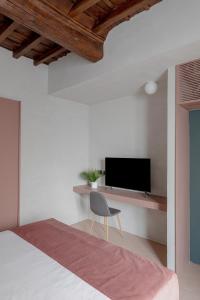 A television and/or entertainment centre at Design apartment with private pool in Campo dei Fiori