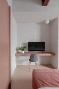 A television and/or entertainment centre at Design apartment with private pool in Campo dei Fiori Még 37 kép