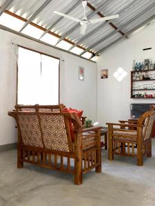 2 sillas y una mesa en una habitación con techo en Villa Sun Rising, en Talpe