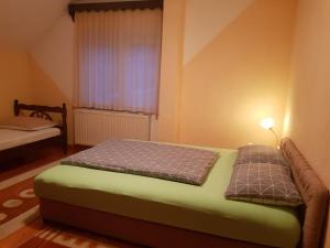 Ένα ή περισσότερα κρεβάτια σε δωμάτιο στο Apartman Herceg