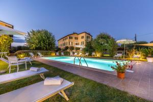 The swimming pool at or close to Villa Gabriella apartments