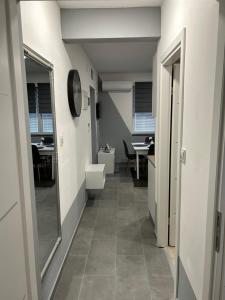 an empty hallway with a mirror and a table at Apartmani "Stari Grad - Samobor" in Samobor