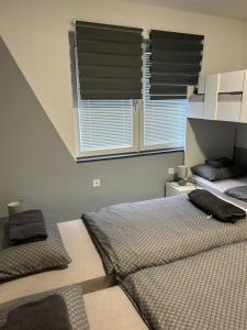 Posteľ alebo postele v izbe v ubytovaní Apartmani "Stari Grad - Samobor"