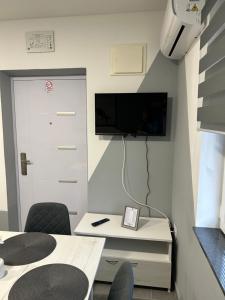 Televízia a/alebo spoločenská miestnosť v ubytovaní Apartmani "Stari Grad - Samobor"