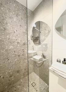 een badkamer met een douche, een toilet en een wastafel bij Studio XII in Bled