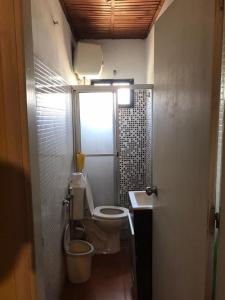 baño pequeño con aseo y ventana en Los Pachis, en La Paloma