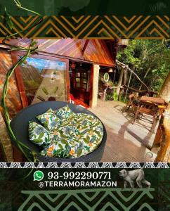 ein Poster eines Zimmers mit einem Bett auf einer Terrasse in der Unterkunft TerrAmor Amazon in Alter do Chao