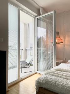 Schlafzimmer mit einem Bett und einer Glasschiebetür in der Unterkunft Studio XII in Bled