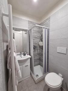 ein Bad mit einer Dusche, einem WC und einem Waschbecken in der Unterkunft Nettuno Bari Apartment in Bari