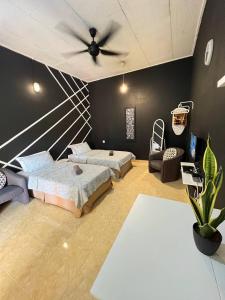 - une chambre avec 2 lits et un ventilateur de plafond dans l'établissement HIPSTER ROOM at Kuala Berang -Free WiFi & Netflix for 2 Pax, à Kuala Berang