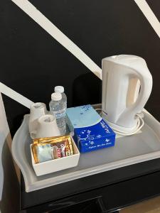 Příslušenství pro přípravu čaje a kávy v ubytování HIPSTER ROOM at Kuala Berang -Free WiFi & Netflix for 2 Pax