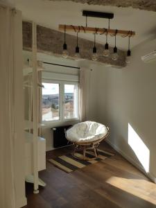 uma sala de estar com um banco e uma janela em Ático Industrial Céntrico, Reformado, Air-Acond, Netflix, WiFi em Salamanca