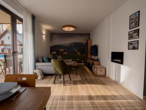 Televízia a/alebo spoločenská miestnosť v ubytovaní Apartament Sielanka Jaworki