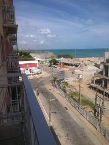 un balcón de un edificio con vistas al océano en Suites Vila de Iracema, en Fortaleza