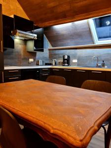 Kitchen o kitchenette sa Chez Claude appartement cozy climatisé pour 4 personnes tout confort